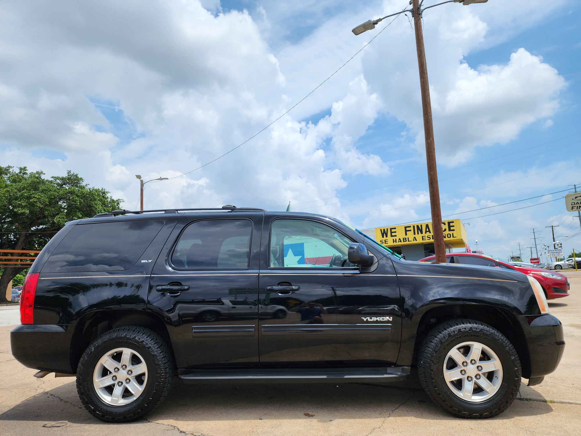 2012 BLACK /BEIGE LEATHER GMC Yukon SLT (1GKS1CE04CR) with an V8 engine, AUTO transmission, located at 2660 S.Garland Avenue, Garland, TX, 75041, (469) 298-3118, 32.885387, -96.656776 - Photo #2